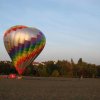 Die Mannschaft am Seil zieht den Ballon auf die Folie